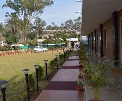 https://imgcld.yatra.com/ytimages/image/upload/t_hotel_yatra_city_desktop/v1452500903/Domestic Hotels/Hotels_Mount Abu/Royal Garden Retreat/outer_view.jpg